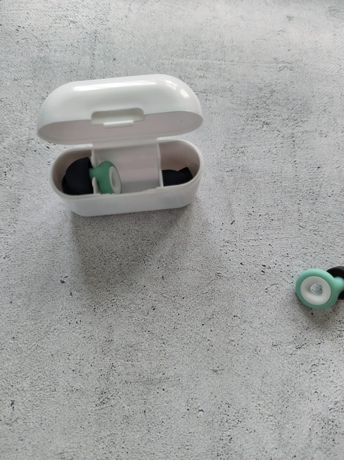 tapones canceladores de ruido verde agua y blanco